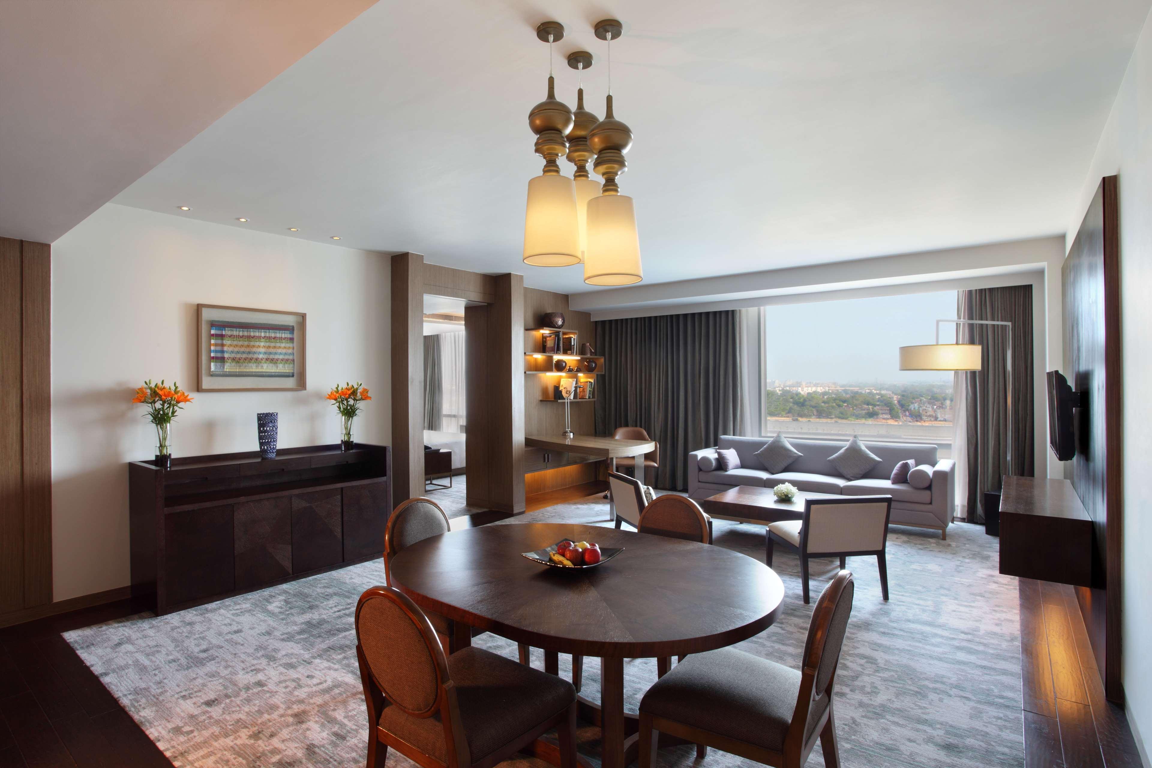 Hyatt Regency Ahmedabad Ξενοδοχείο Εξωτερικό φωτογραφία A suite at the hotel