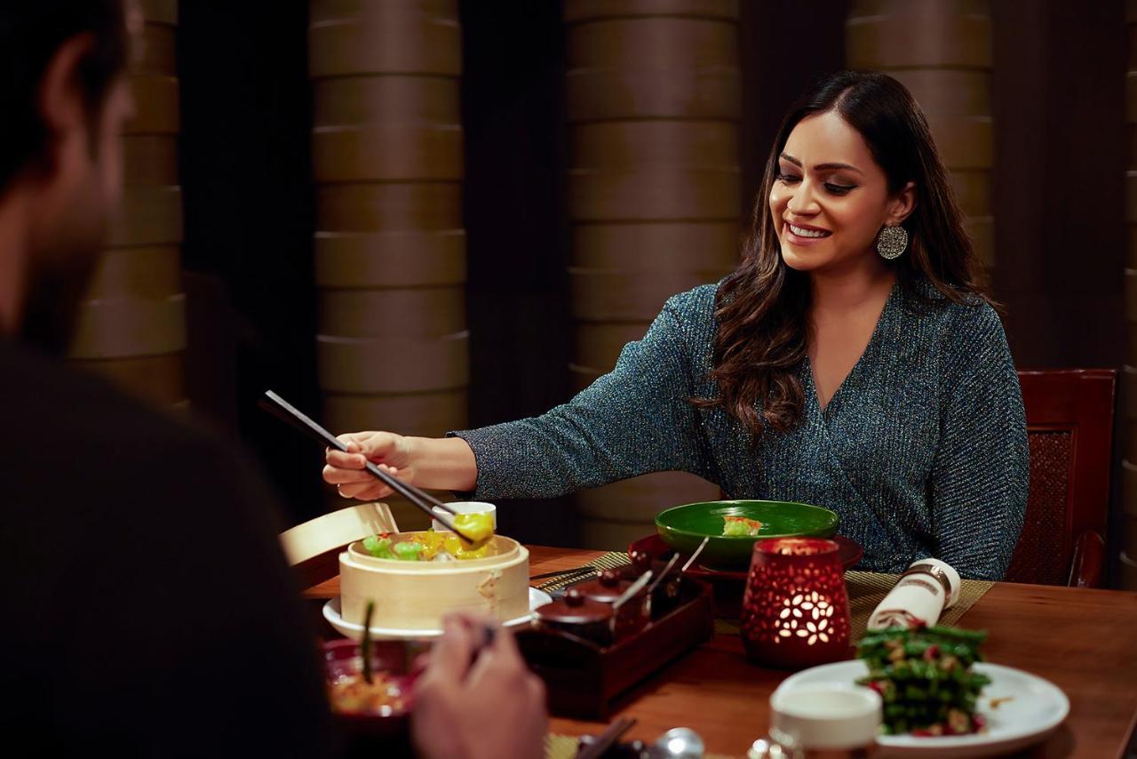 Hyatt Regency Ahmedabad Ξενοδοχείο Εξωτερικό φωτογραφία A woman eating with chopsticks