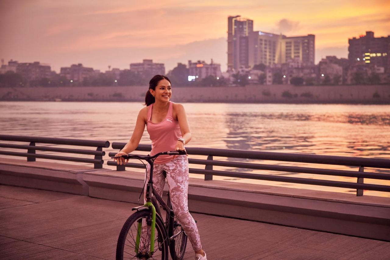 Hyatt Regency Ahmedabad Ξενοδοχείο Εξωτερικό φωτογραφία A woman cycling in Noida