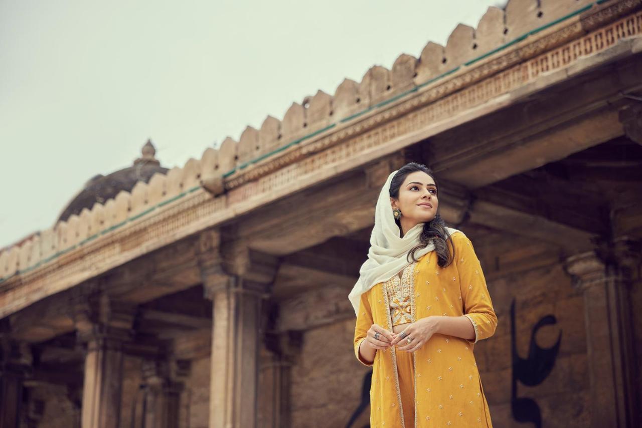 Hyatt Regency Ahmedabad Ξενοδοχείο Εξωτερικό φωτογραφία A woman wearing a salwar kameez