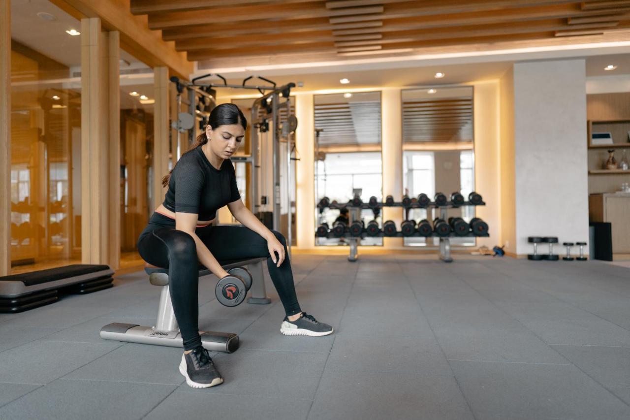Hyatt Regency Ahmedabad Ξενοδοχείο Εξωτερικό φωτογραφία A woman lifting weights