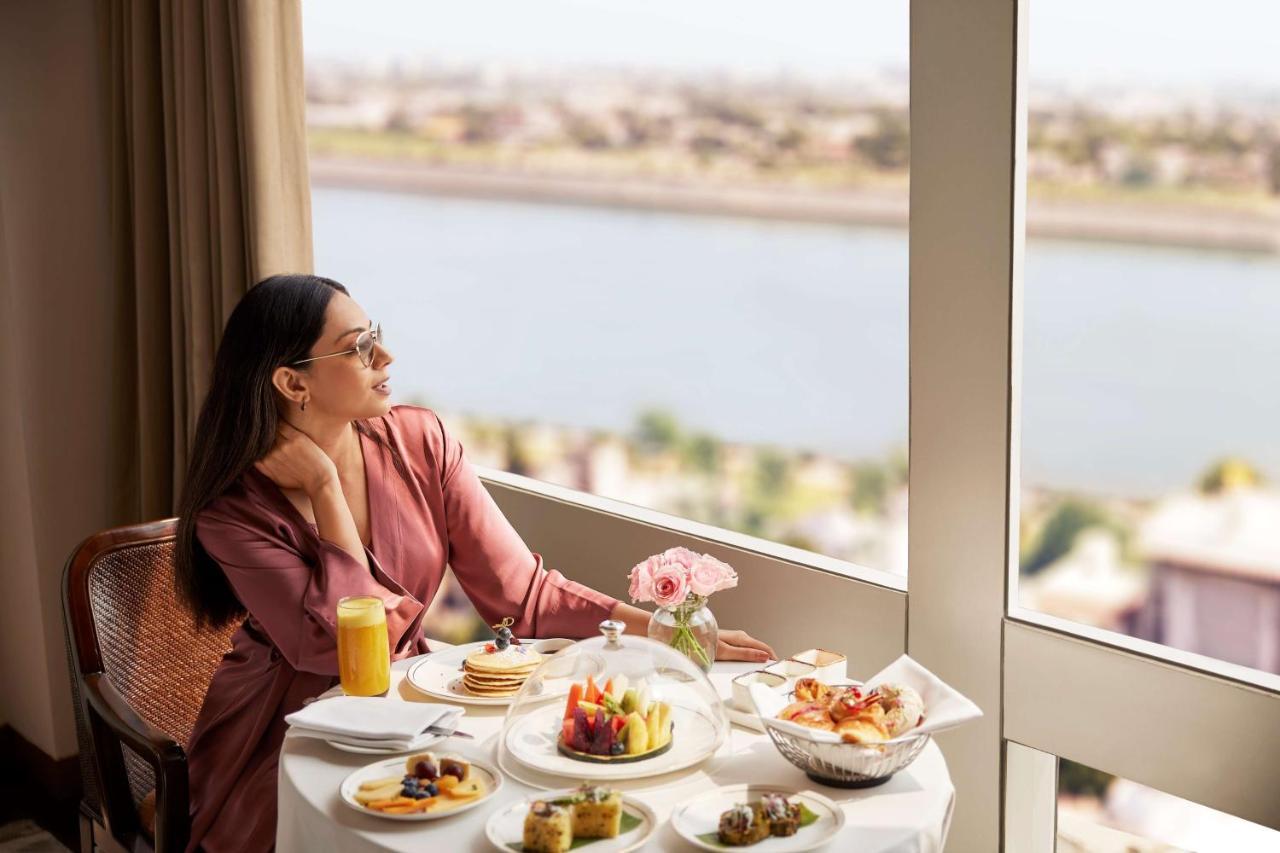Hyatt Regency Ahmedabad Ξενοδοχείο Εξωτερικό φωτογραφία A woman enjoying breakfast at the Taj Mahal Palace, Mumbai