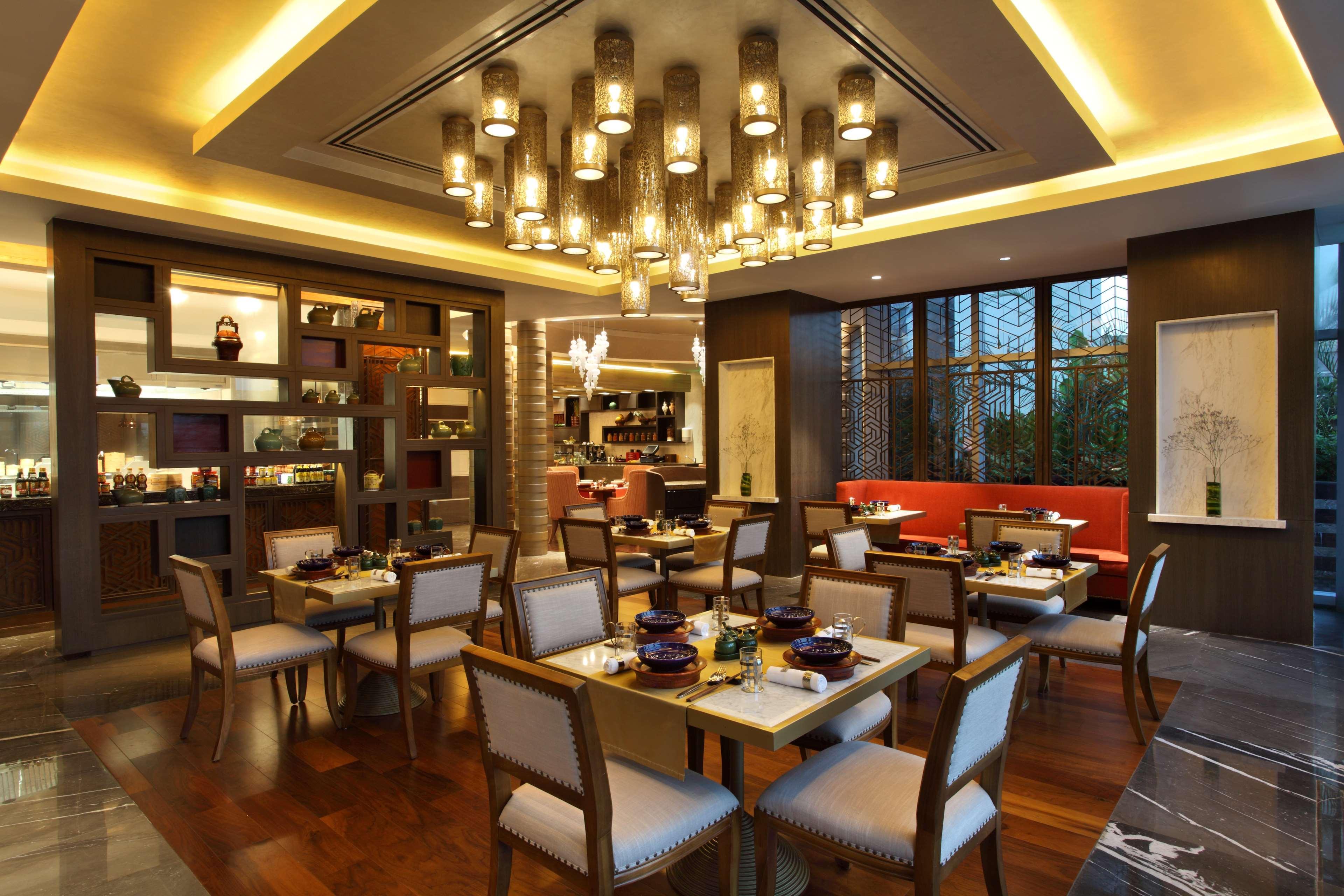 Hyatt Regency Ahmedabad Ξενοδοχείο Εξωτερικό φωτογραφία The interior of the restaurant