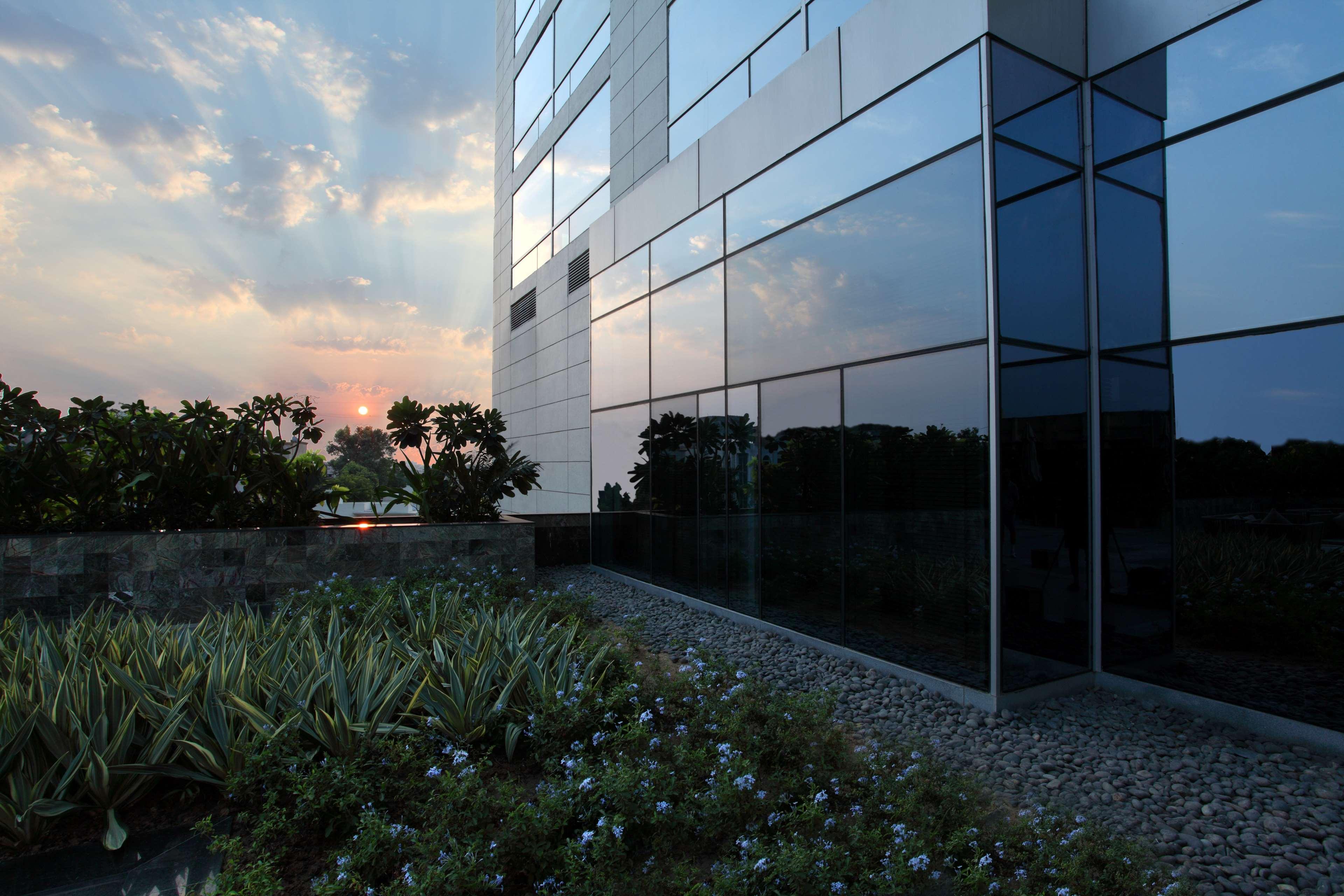 Hyatt Regency Ahmedabad Ξενοδοχείο Εξωτερικό φωτογραφία The building of the National Institute of Economic and Social Research
