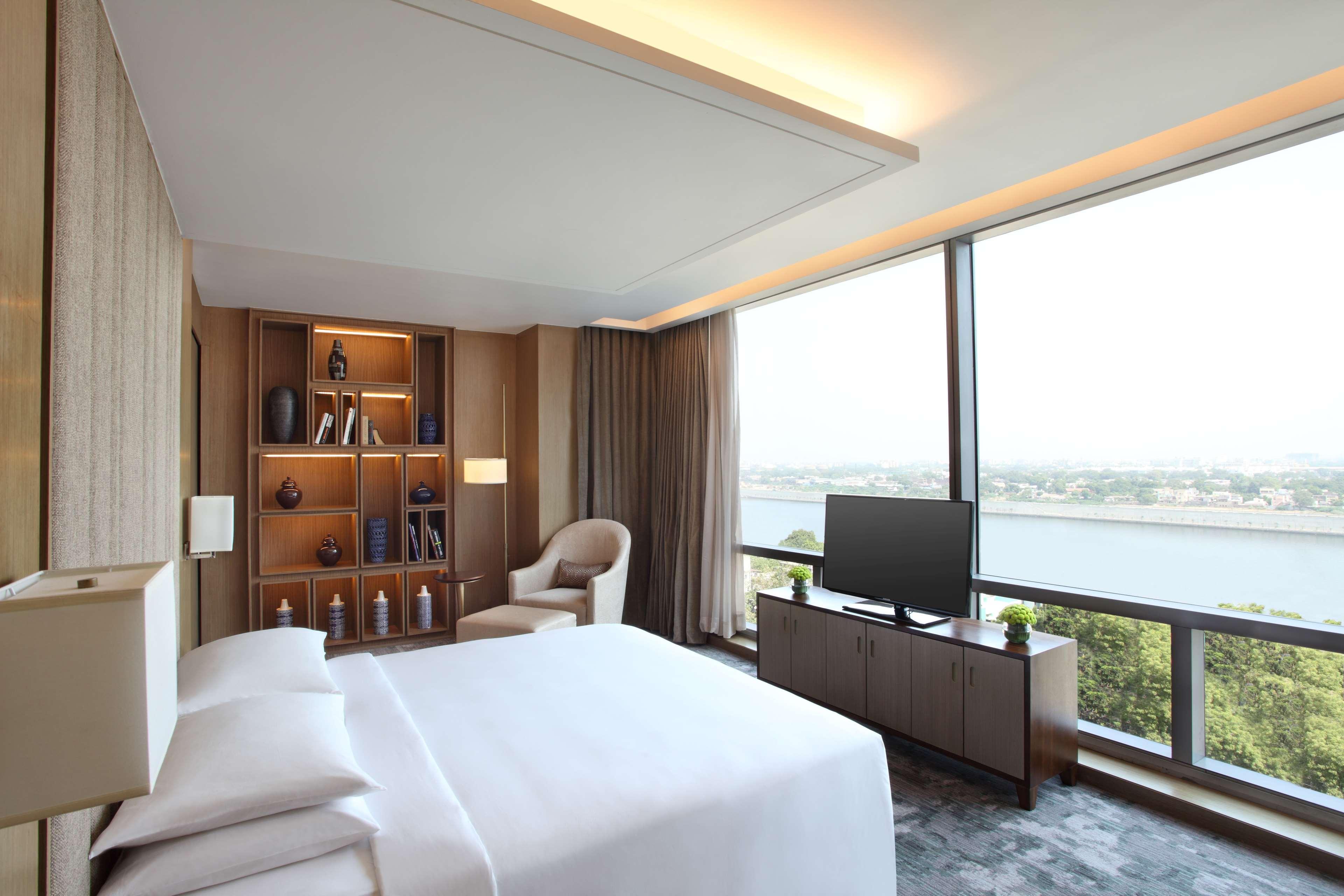 Hyatt Regency Ahmedabad Ξενοδοχείο Εξωτερικό φωτογραφία A bedroom at the hotel
