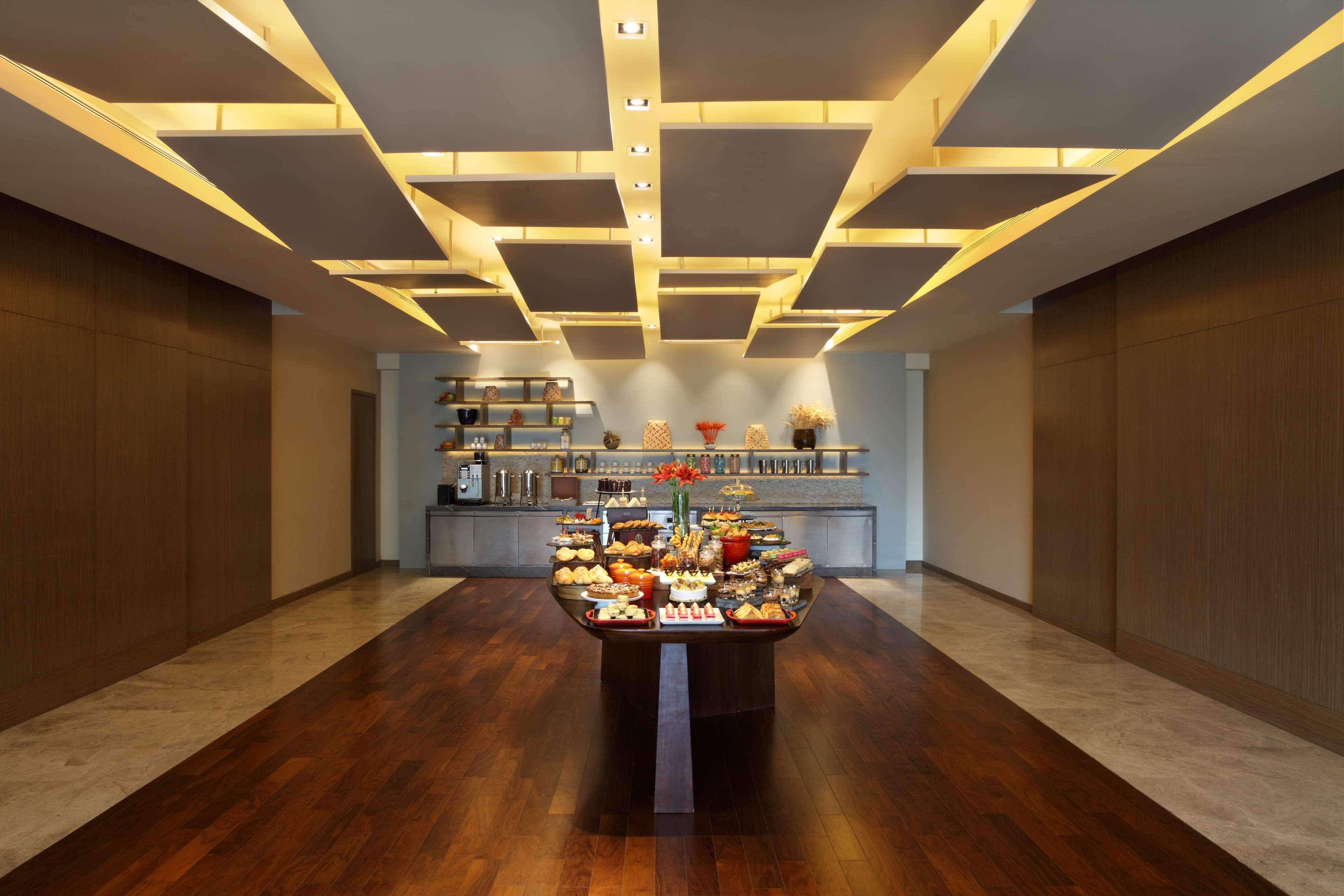 Hyatt Regency Ahmedabad Ξενοδοχείο Εξωτερικό φωτογραφία The lounge at the airport